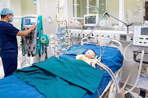 Bé trai 1 tuổi nguy kịch vì nhiễm trùng huyết do tụ cầu