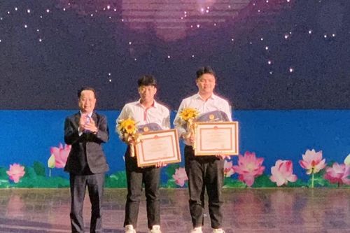 Hai nam sinh trường làng lập kỳ tích tại kỳ thi học sinh giỏi quốc gia