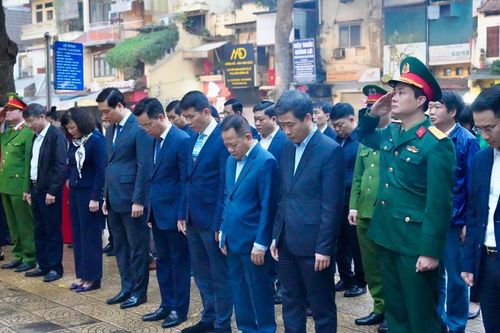 Quận Hoàn Kiếm: Dâng hương tưởng niệm anh hùng liệt sỹ dịp Tết Giáp Thìn 2024