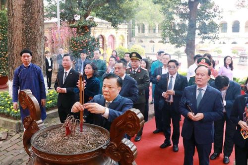 Đoàn đại biểu TP Hà Nội dâng hương tưởng nhớ các vị liệt tổ, liệt tông