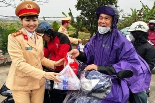 Nam Định: CSGT tặng quà cho người dân trên đường về quê đón Tết