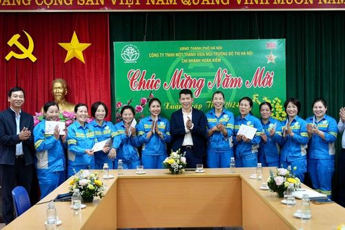 Quận Hoàn Kiếm: Động viên, chúc Tết công nhân vệ sinh môi trường