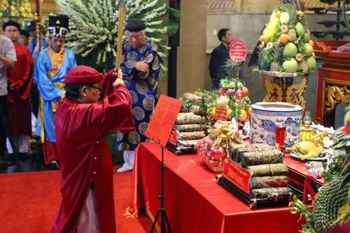 Thành phố Hồ Chí Minh dâng cúng bánh tét Quốc tổ Hùng Vương dịp Tết nguyên đán