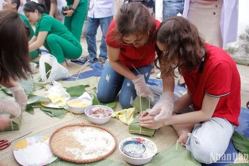 Để ăn bánh chưng không tăng cân ngày Tết