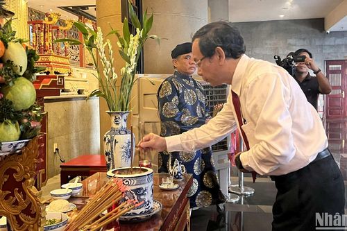Lãnh đạo TP Hồ Chí Minh dâng cúng bánh tét Quốc tổ Hùng Vương và Đức Lễ Thành hầu Nguyễn Hữu Cảnh