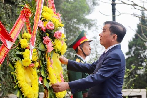 Đồng chí Trần Cẩm Tú tri ân các lãnh tụ của Đảng và các anh hùng liệt sĩ tại Hà Tĩnh