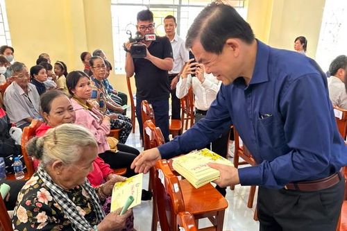 Bí thư Tỉnh ủy Đồng Nai trao tặng quà Tết cho đồng bào dân tộc Chơ Ro