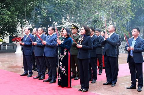 Lãnh đạo thành phố Hà Nội dâng hương tưởng nhớ các vị tiền nhân và Chủ tịch Hồ Chí Minh