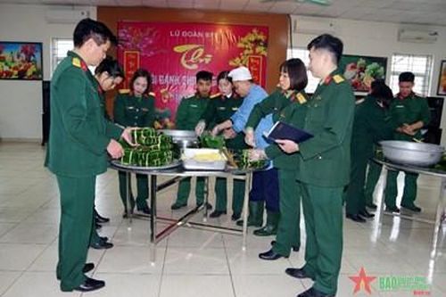 Hội thi gói bánh chưng, gói giò ở Lữ đoàn 971
