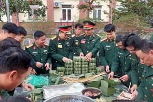 Sôi nổi hội thi 'Gói bánh chưng xanh, trang trí mâm ngũ quả' ở Lữ đoàn 649