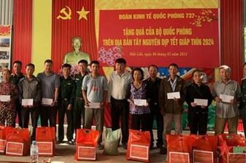 Trao quà của Bộ Quốc phòng tặng đồng bào vùng biên giới huyện Ea Súp