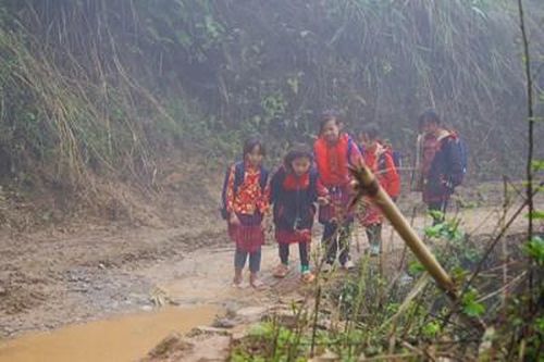 Nhọc nhằn bám chữ dưới chân núi Pha Luông - Bài 1: Đường đến trường, đường về bản - Không lùi bước