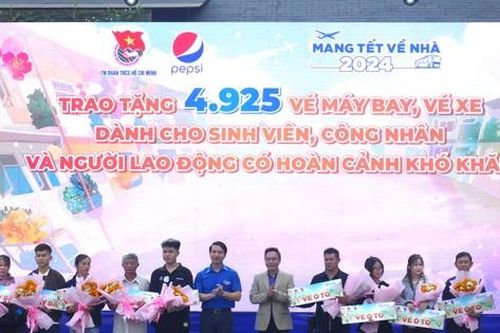 Sinh viên, công nhân phấn khởi khi nhận 'vé 0 đồng' chương trình 'Mang Tết về nhà'