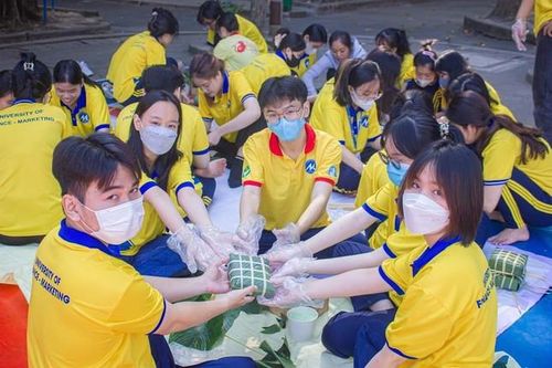 Gói bánh chưng tặng sinh viên, bảo vệ, lao công có hoàn cảnh khó khăn