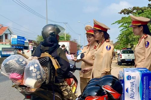 Cảnh sát giao thông 'tiếp sức' người dân đi xe máy về quê ăn tết