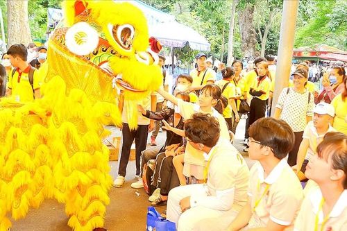Trẻ mồ côi rạng rỡ đón xuân về
