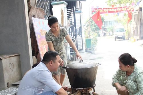 Người lao động ăn tết xa nhà