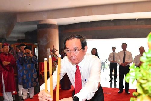 Lãnh đạo TPHCM thực hiện nghi thức dâng cúng bánh tét Quốc tổ Hùng Vương