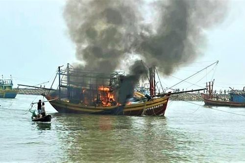 Đang neo đậu trên biển, tàu cá bất ngờ bốc cháy dữ dội