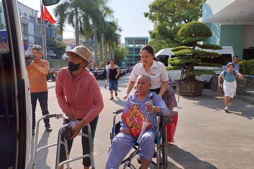 Chuyến xe nghĩa tình đưa bệnh nhân nghèo về quê đón Tết
