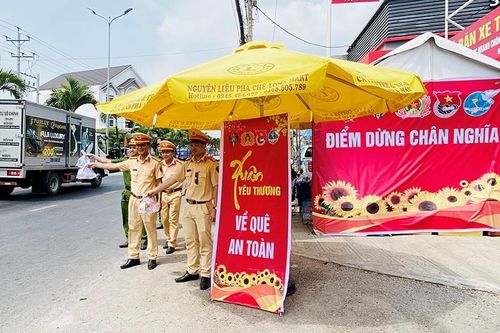 'Điểm dừng chân nghĩa tình' tiếp sức người dân về quê ăn Tết