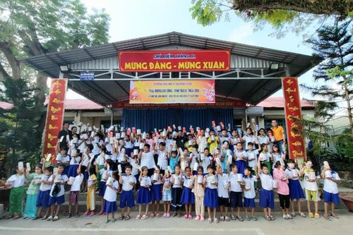 Tặng quà và lì xì cho học sinh dân tộc vui Tết Nguyên đán Giáp Thìn năm 2024