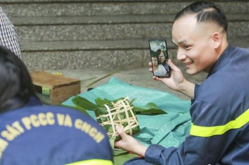 Tết của người lính cứu hỏa, 12 năm vào ngành chưa 1 lần được đón giao thừa cùng gia đình