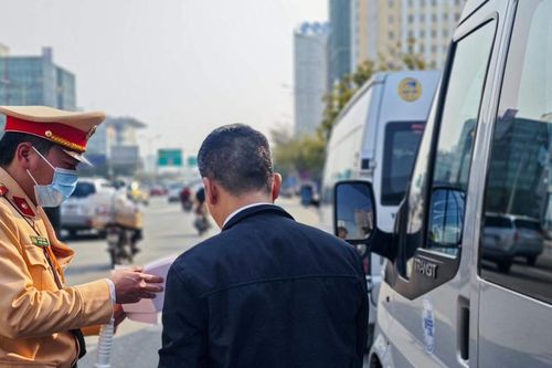 CSGT Hà Nội xử lý xe khách vi phạm, đảm bảo an toàn cho người dân về quê ăn Tết