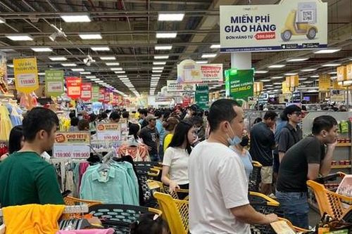 Siêu thị cận Tết: Đêm muộn vẫn xếp hàng 'rồng rắn' chờ thanh toán