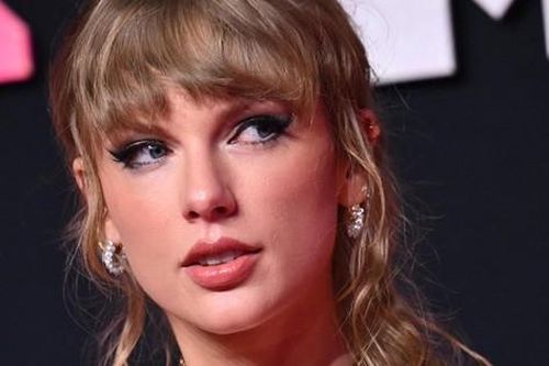 Taylor Swift nằm không 'dính đạn'
