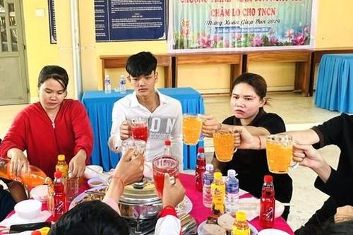 Mâm cơm ấm áp cho thanh niên công nhân ngày giáp Tết