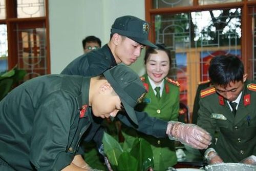 Chiến sĩ công an gói bánh chưng, tặng quà cho người nghèo dịp Tết