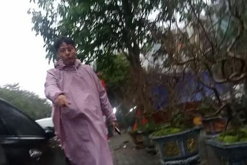Quận Hà Đông yêu cầu làm rõ các đối tượng 'quyền lực' thu phí vỉa hè, chợ hoa Tết