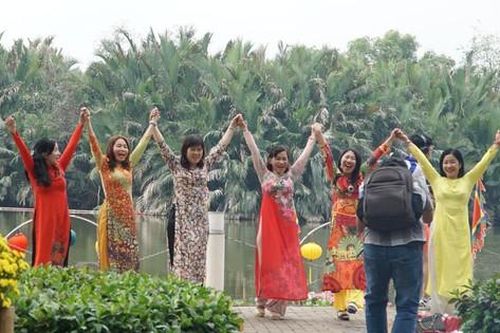 Đường hoa 'khu nhà giàu' ở TPHCM thu hút người dân đến 'check - in'