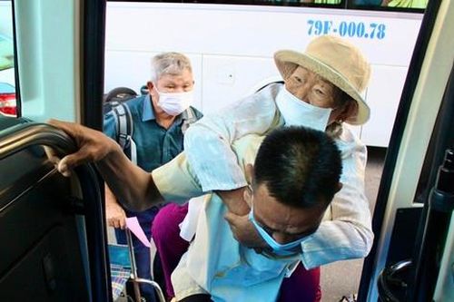 Chuyến xe nghĩa tình 0 đồng đưa bệnh nhân nghèo về quê ăn Tết