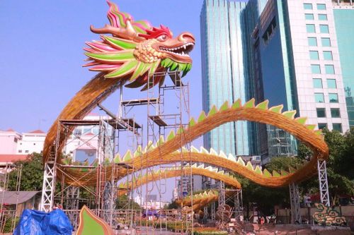 Ngắm linh vật rồng trên đường hoa Nguyễn Huệ