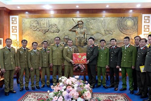 Đoàn Công an nước bạn Lào đến thăm và chúc tết Công an tỉnh TT-Huế
