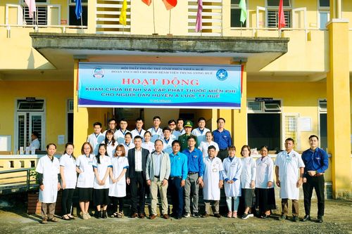 Khám bệnh, cấp phát thuốc miễn phí và tặng quà cho bà con xã miền núi huyện A Lưới