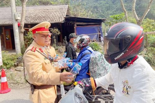 Cảnh sát giao thông hỗ trợ người dân về quê đón Tết
