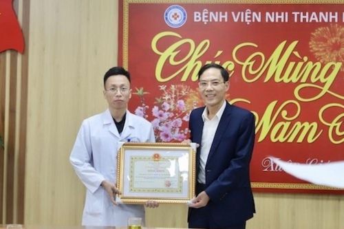 Trao bằng khen cho tập thể, cá nhân giúp 2 cháu bé trở về từ cõi chết