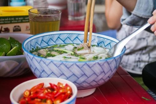 Tố quán phở Hà Nội lên mạng, khách bị con gái chủ quán 'mắng té tát'