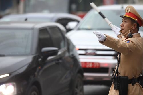CSGT Hà Nội căng mình chống ùn tắc giao thông ngày cận Tết