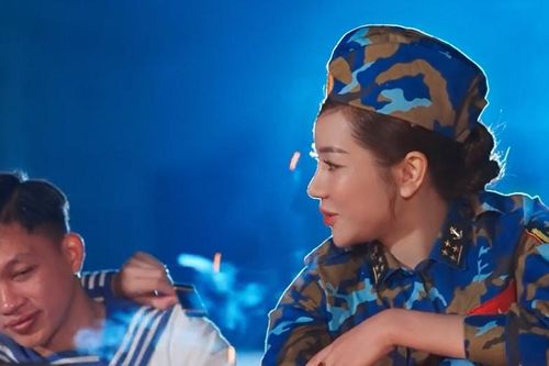 Ca sĩ Hồng Hạnh rơi nước mắt khi nghe người lính hát 'Xuân này con vắng nhà'
