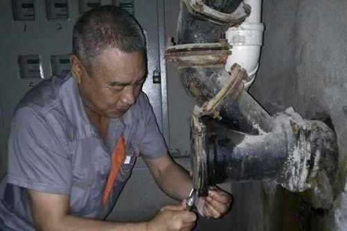 Thạc sĩ bỏ việc lương 3,4 tỷ/năm, tuổi 54 sống bằng nghề sửa ống nước