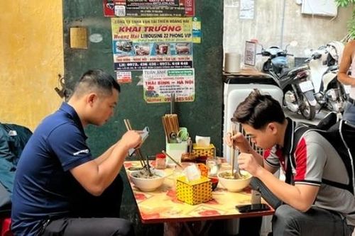 Quán bún cá Thái Bình ngày bán 1000 bát, nằm sâu trong ngõ nhỏ khách vẫn tìm ăn