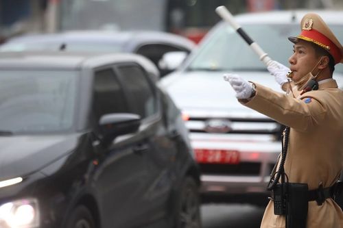 CSGT Hà Nội căng mình chống ùn tắc giao thông ngày cận Tết