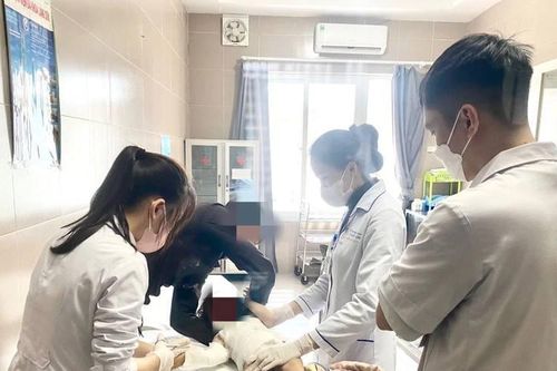 Trẻ bị bỏng nguy cơ di chứng nặng do bôi kem đánh răng, trứng gà