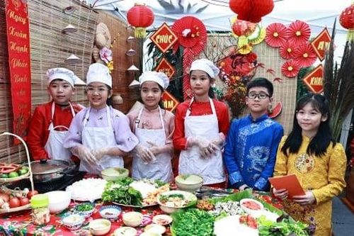 Gần 2.000 học sinh Hà Nội trải nghiệm làm 35 món bún đặc sản