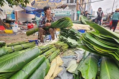 Độc đáo chợ lá dong lớn nhất TP HCM, mỗi năm chỉ họp chợ một lần