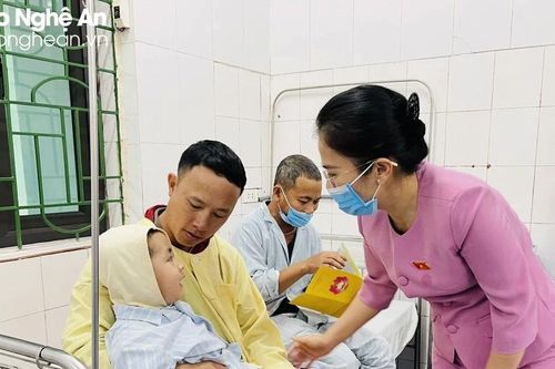 Chủ tịch Ủy ban Mặt trận Tổ quốc tỉnh tặng quà Tết cho bệnh nhân nghèo tại Nghi Lộc